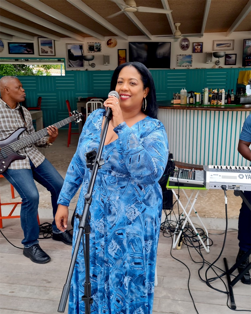 Queen B in blue with her band at Zemi