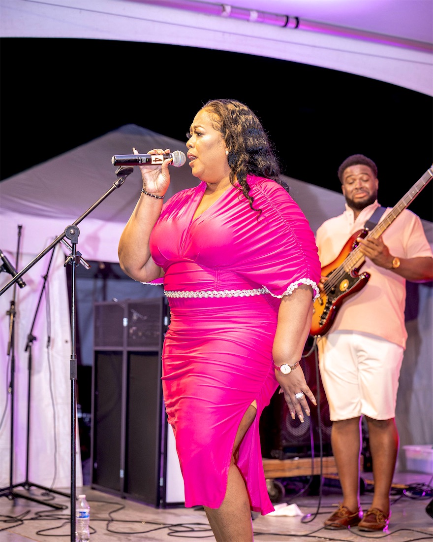 Queen B in pink with her guitarist